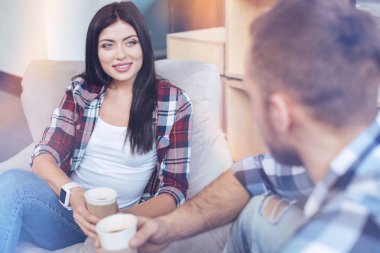 Çekici erkek arkadaşı ile konuşurken