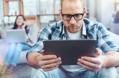 Yetkili başlangıç-üst onun tablet kullanma