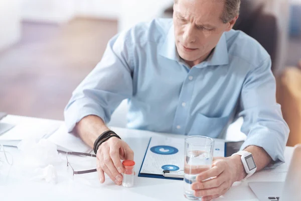 Agréable homme adulte prenant des médicaments contre les allergies — Photo