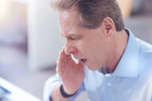 Несчастный больной человек чихает — стоковое фото