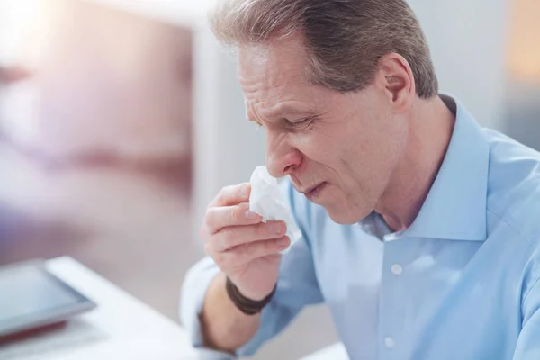 Infeliz chateado homem que sofre de alergia — Fotografia de Stock