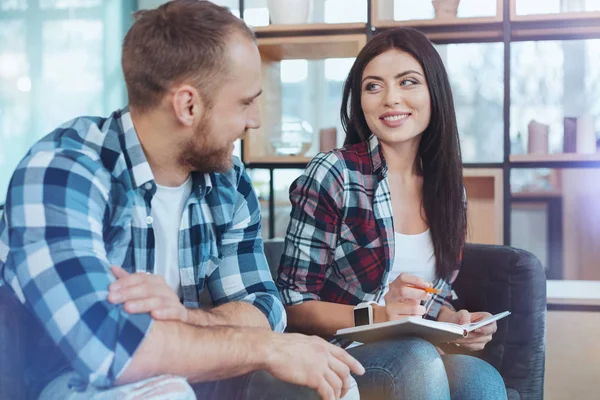 Positiva pareja encantada trabajando en casa — Foto de Stock