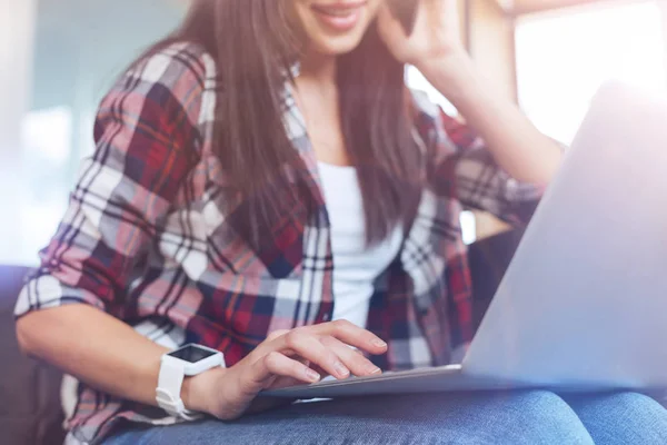 Közelkép a laptop, hogy hazudik a nő térdre — Stock Fotó