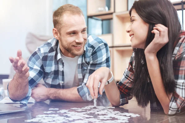 Socios encantados positivo recoger rompecabezas — Foto de Stock