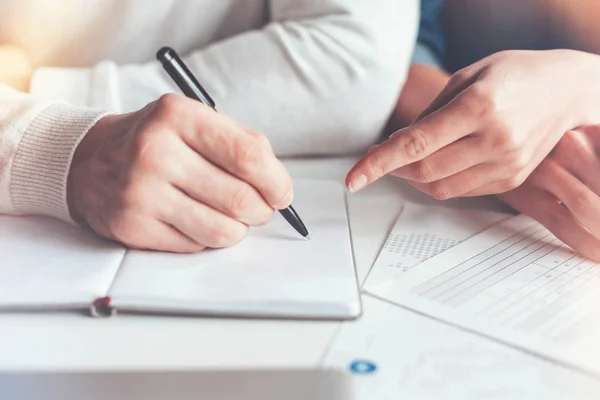 Close up of hands that holding pen — Stock Photo, Image