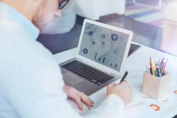 Fechar o computador que está em cima da mesa — Fotografia de Stock