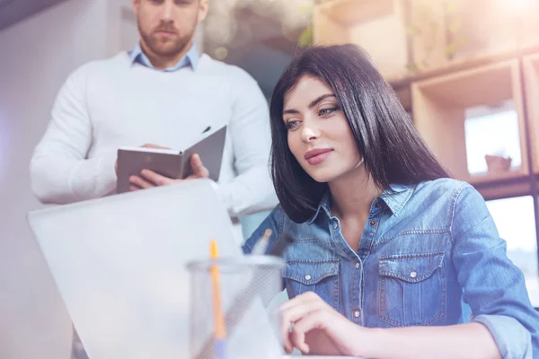 Positive Frau, die mit ihrem Partner zusammenarbeitet — Stockfoto