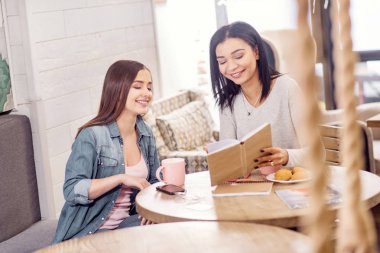 Hafta sonları planlama iyimser iki arkadaş