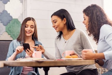 Üç arkadaş erkek tartışırken sevindim