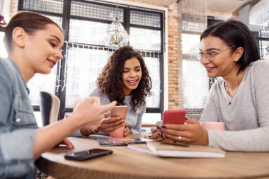 Akıllı telefonlar kullanarak neşeli üç arkadaş