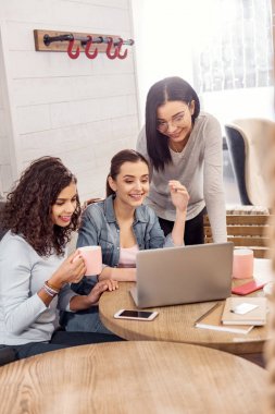 İyimser üç öğrenci, eser çeker