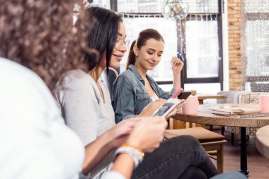 Telefonlarına addicting çekici üç arkadaş