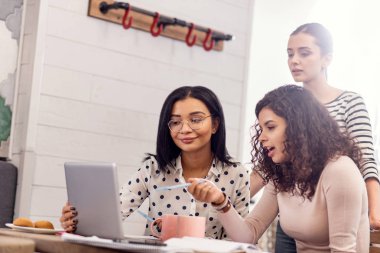 Çalışkan üç meslektaşları iş planı üzerinde çalışma