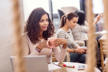 Kahve içme dalgın kadın serbest meslek