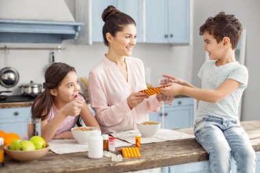 Mutlu bir aile birlikte kahvaltı yapıyor.