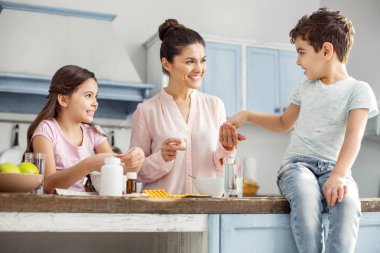 Mutlu anne çocukları ile Kahvaltı