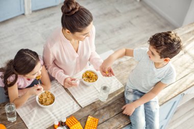 İnce anne oğluna vitamin verilmesi
