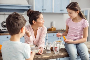 Sağlık hakkında çocuklarıyla birlikte ilham anne