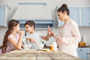 Memnun çocuk alarak vitaminler reddediyor