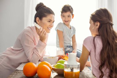Mutlu anne çocuklarını vitaminler hakkında söylüyorum
