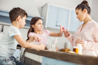 Alma vitamin reddederek ciddi küçük kız