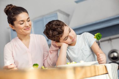Mutlu anne oğlu ile sağlıklı kahvaltı