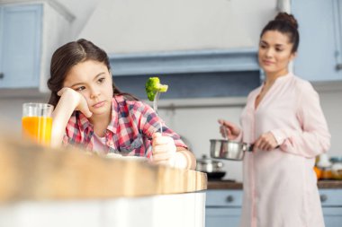 Tatsız sebze yemek kahvaltı için mutsuz kız