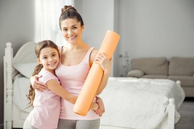 İlham anne küçük kızını sarılma