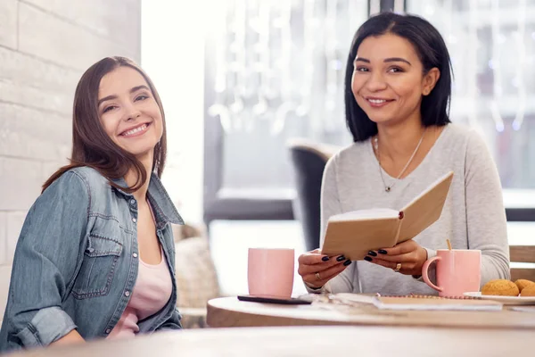 Felices dos amigos discutiendo agenda — Foto de Stock