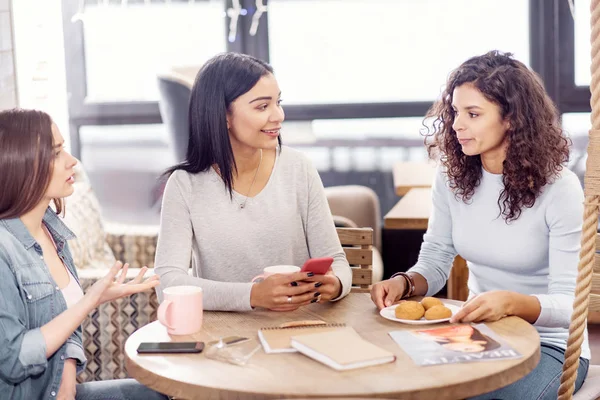 Nette drei Freunde beim Mittagessen — Stockfoto