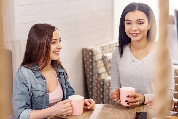 Imádnivaló két meg teát kortyolgatva — Stock Fotó