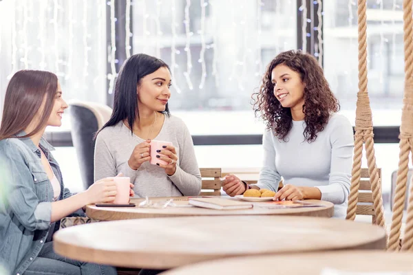 Hablador tres amigos charlando en la cafetería — Foto de Stock