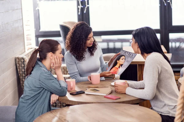 Atractivos tres amigos discutiendo modelo — Foto de Stock