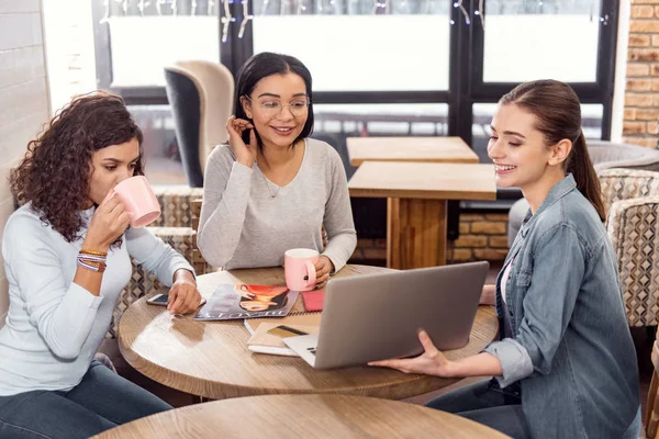 Skicklig tre studenter sammanställa planen — Stockfoto