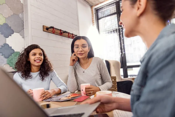 Slimme drie studenten werken aan presentatie — Stockfoto