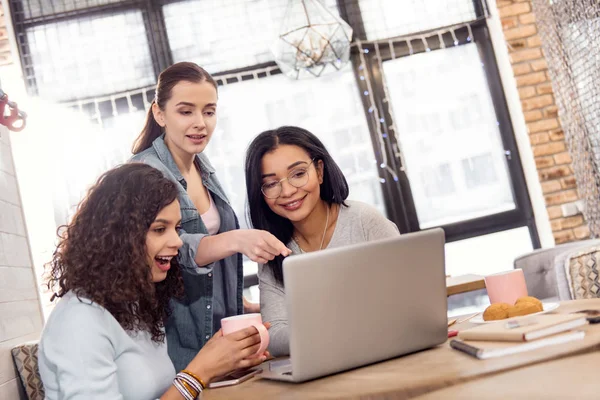 Vigorosos tres estudiantes que tienen lluvia de ideas — Foto de Stock