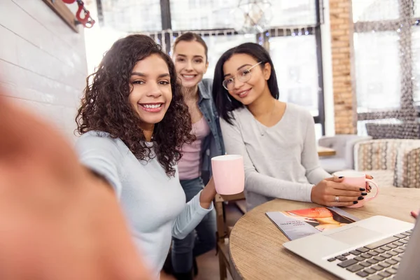 Atractivos tres estudiantes descartando de aprender — Foto de Stock