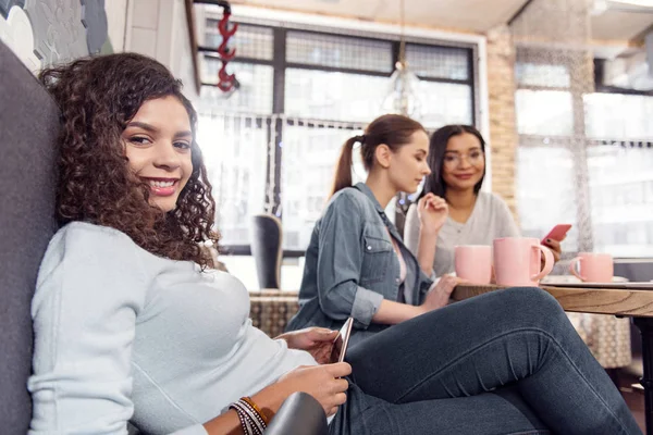 Linda mujer alegre disfrutando del tiempo con amigos — Foto de Stock