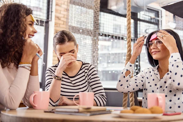 Entzückende drei Freunde, die Spielwettbewerb haben — Stockfoto