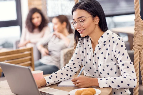 Positive zufriedene Geschäftsfrau, die Einnahmen berechnet — Stockfoto