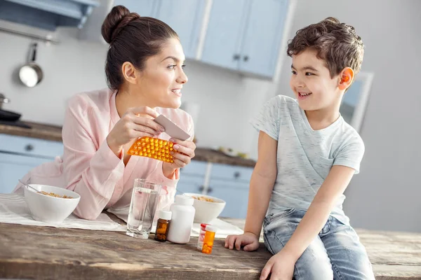 Mãe amorosa falando sobre vitaminas com seu querido filho — Fotografia de Stock