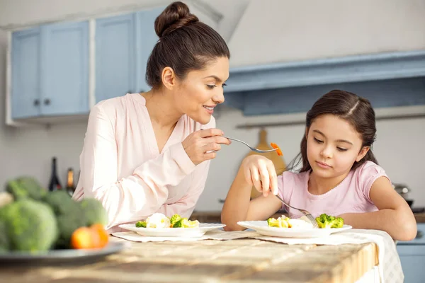 Alert mamma med hälsosam frukost med hennes dotter — Stockfoto