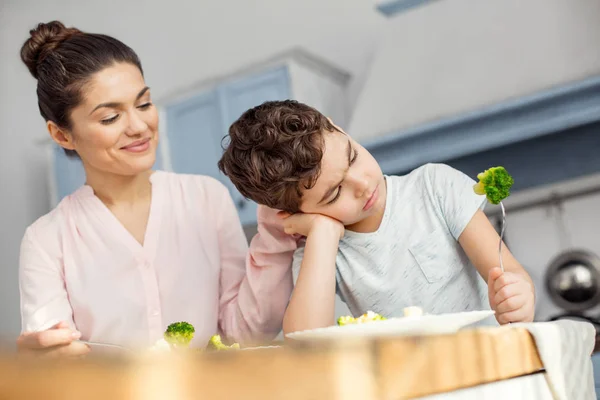 Glad mamma med hälsosam frukost med hennes son — Stockfoto