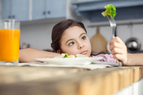 彼女のフォーク上の野菜を見て子供を集中してください。 — ストック写真