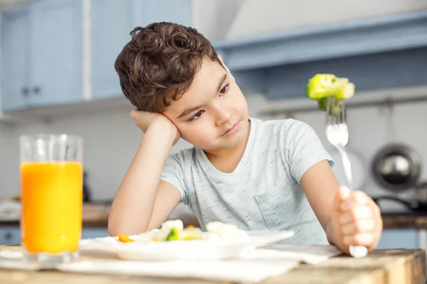 彼がフォークで緑の野菜を見て悲しい少年 — ストック写真