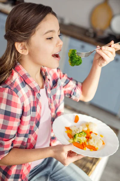 Menina inspirada comer legumes saudáveis para o café da manhã — Fotografia de Stock