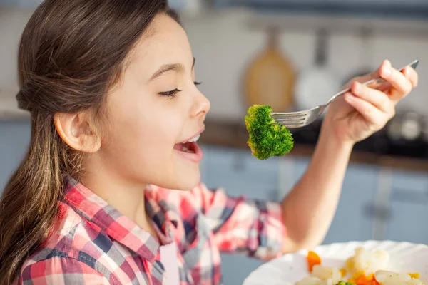 Contenuto ragazza mangiare verdure sane per colazione — Foto Stock