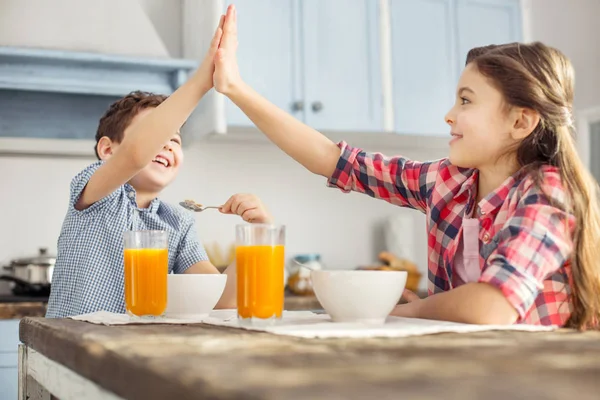 Sorrindo menina dando um high-five para seu irmão — Fotografia de Stock