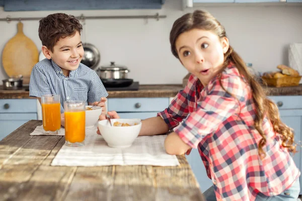 Bruder und Schwester beim gesunden Frühstück inspiriert — Stockfoto