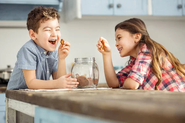 Kinder beim Plätzchenbacken begeistert — Stockfoto